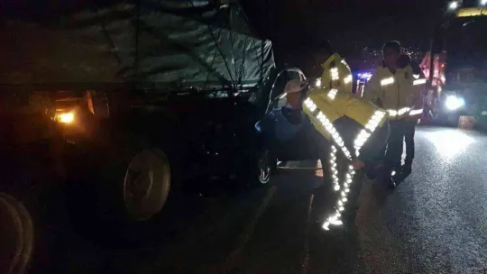 Otoyolda tıra arkadan çarpan otomobildeki karı koca yaralandı