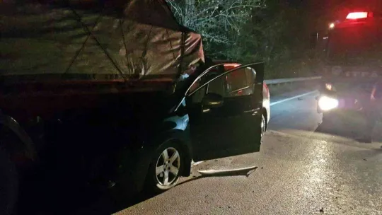 Otoyolda tıra arkadan çarpan otomobildeki karı koca yaralandı