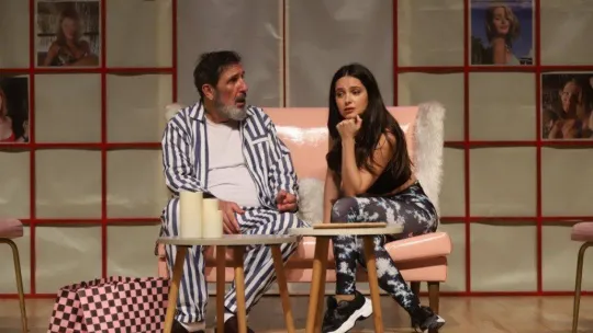 Oyuncu Cem Özer, 'Çılgın Zamanlar' tiyatro oyunuyla Kartallı izleyiciler ile buluştu