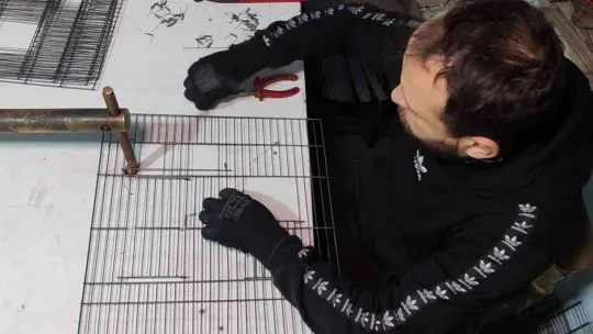 (Özel) Abi kardeş 70 metre kare atölyede Türkiye'nin kafes ihtiyacını karşılıyor