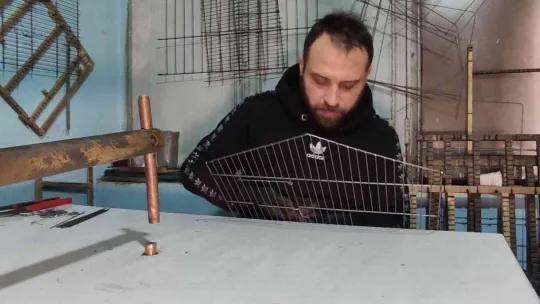 (Özel) Abi kardeş 70 metre kare atölyede Türkiye'nin kafes ihtiyacını karşılıyor
