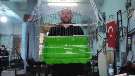 (Özel) Abi kardeş 70 metre kare atölyede Türkiye'nin kafes ihtiyacını karşılıyor