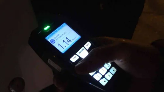 (Özel) Alkollü arkadaşına ceza yağdı, o ise mini konser verdi