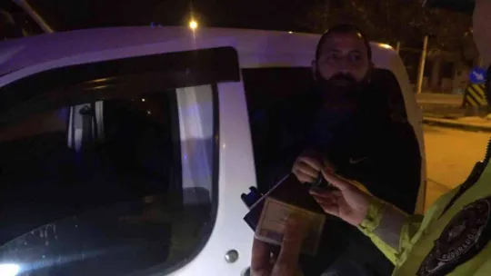 (Özel) Alkollü arkadaşına ceza yağdı, o ise mini konser verdi