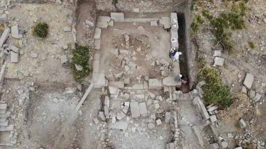 (Özel) Assos'ta çocuk mezarlarına hediye olarak konulan 2 bin yıllık düdük bulundu