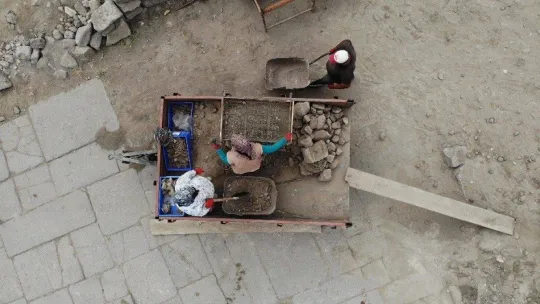 (Özel) Assos'ta çocuk mezarlarına hediye olarak konulan 2 bin yıllık düdük bulundu