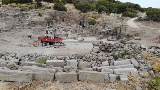 (Özel) Assos'ta çocuk mezarlarına hediye olarak konulan 2 bin yıllık düdük bulundu