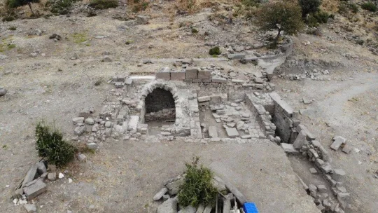 (Özel) Assos'ta çocuk mezarlarına hediye olarak konulan 2 bin yıllık düdük bulundu