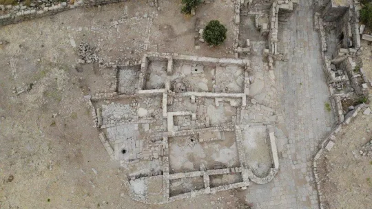 (Özel) Assos'ta çocuk mezarlarına hediye olarak konulan 2 bin yıllık düdük bulundu