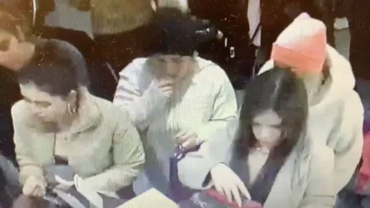 (Özel) Beşiktaş'ta yankesici kadınlar suçüstü yakalandı: Hırsızlık anları kamerada