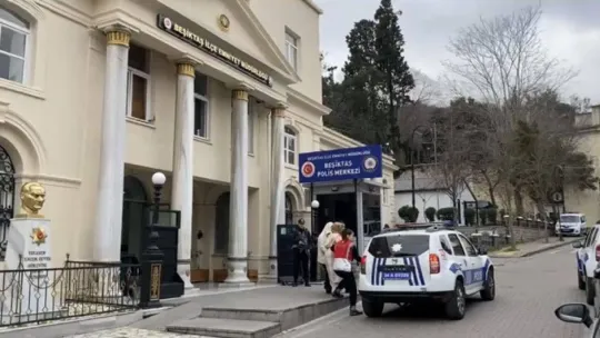 (Özel) Beşiktaş'ta yankesici kadınlar suçüstü yakalandı: Hırsızlık anları kamerada