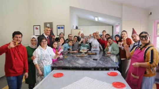 Özel bireyler kurabiye yapmanın heyecanını yaşadı