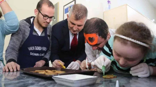 Özel bireyler kurabiye yapmanın heyecanını yaşadı