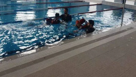 Özel bireylere havuzda terapi