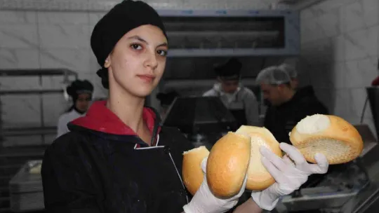 (ÖZEL) Bu öğrenciler günlük 10 bin ekmek üretmeyi hedefliyor