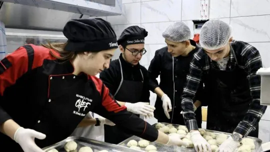 (ÖZEL) Bu öğrenciler günlük 10 bin ekmek üretmeyi hedefliyor