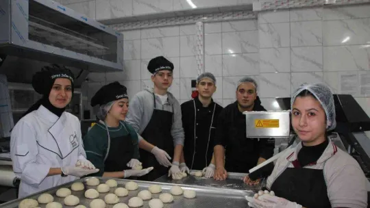 (ÖZEL) Bu öğrenciler günlük 10 bin ekmek üretmeyi hedefliyor