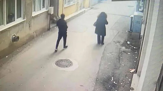 (Özel) Bursa'da genç kadını gasp etme anı kameraya yansıdı