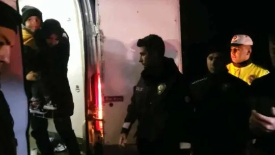 (Özel) Bursa'da nefes kesen kovalamaca...Minibüsten 31 kaçak çıktı