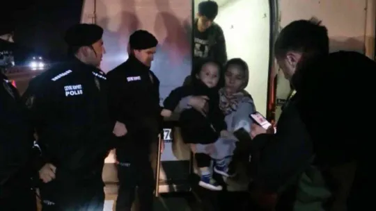 (Özel) Bursa'da nefes kesen kovalamaca...Minibüsten 31 kaçak çıktı