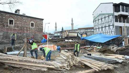 (Özel) Bursa'nın Unesco Dünya Miras listesindeki tarihi projesinde şok...'Aslında mezarların üzerinde geziyormuşuz'