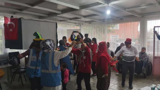 Özel çocuklar sıra gecesi yapıp gönüllerince eğlendi