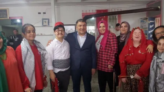 Özel çocuklar sıra gecesi yapıp gönüllerince eğlendi