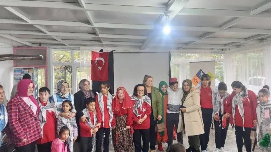 Özel çocuklar sıra gecesi yapıp gönüllerince eğlendi