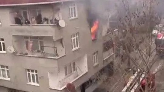 (ÖZEL) Esenyurt'ta 4 kişinin mahsur kaldığı yangında korku dolu anlar yaşandı