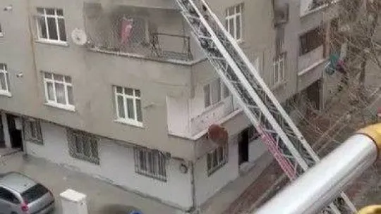 (ÖZEL) Esenyurt'ta 4 kişinin mahsur kaldığı yangında korku dolu anlar yaşandı