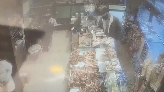 (Özel) Fırında bıçaklı gasp kamerada: Kadını korkutup kasadan para çaldı