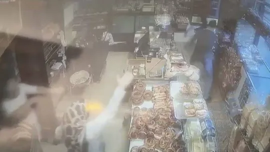 (Özel) Fırında bıçaklı gasp kamerada: Kadını korkutup kasadan para çaldı