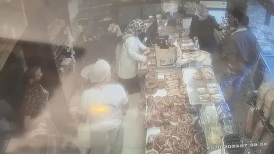 (Özel) Fırında bıçaklı gasp kamerada: Kadını korkutup kasadan para çaldı