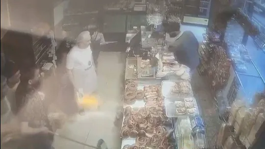 (Özel) Fırında bıçaklı gasp kamerada: Kadını korkutup kasadan para çaldı