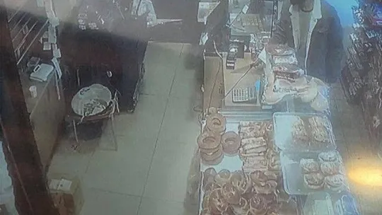 (Özel) Fırında bıçaklı gasp kamerada: Kadını korkutup kasadan para çaldı