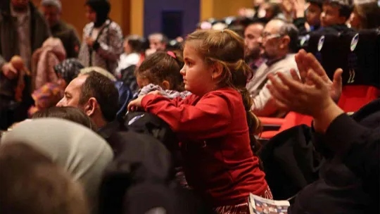 Özel gereksinimli gencin hikayesinden oluşturulan sahne duygulandırdı