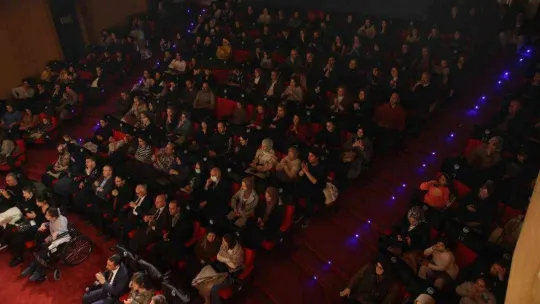 Özel gereksinimli gencin hikayesinden oluşturulan sahne duygulandırdı