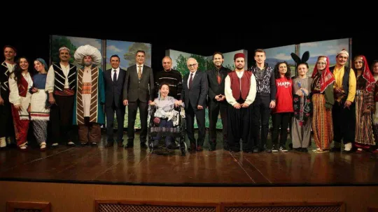Özel gereksinimli gencin hikayesinden oluşturulan sahne duygulandırdı