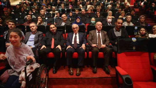 Özel gereksinimli gencin hikayesinden oluşturulan sahne duygulandırdı