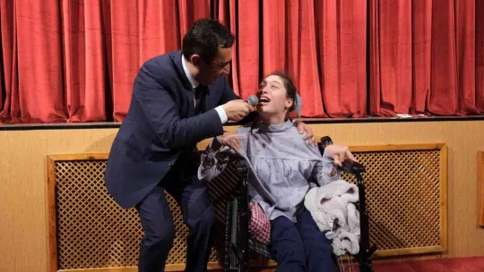 Özel gereksinimli gencin hikayesinden oluşturulan sahne duygulandırdı