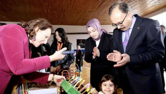 Özel gereksinimli minik öğreciler ayakta alkışlandı