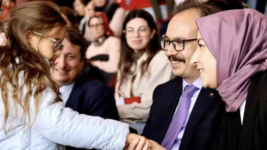 Özel gereksinimli minik öğreciler ayakta alkışlandı