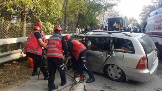 Özel halk otobüsü ile otomobil çarpıştı: 1 ölü, 5 yaralı
