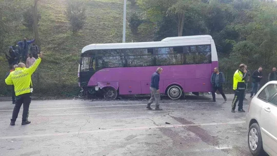 Özel halk otobüsü ile otomobil çarpıştı: 1 ölü, 5 yaralı