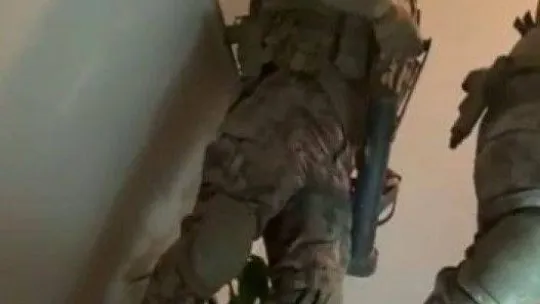 Özel Harekat ekiplerince yakalanan silahlı kavganın şüphelisi tutuklandı