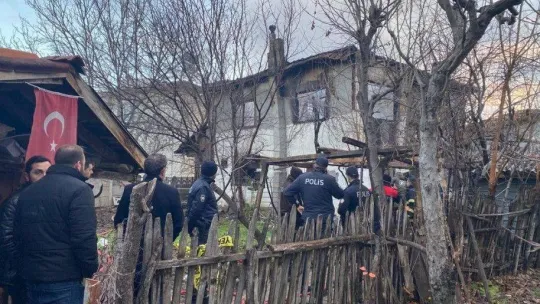 (ÖZEL) İki katlı ahşap evde çıkan yangında 94 yaşındaki yaşlı adam hayatını kaybetti