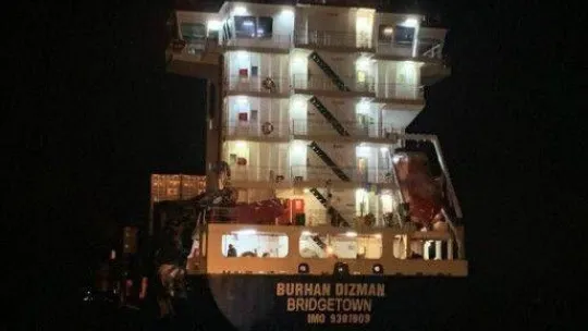 (ÖZEL) İstanbul Boğazı'nda iki geminin çarpıştığı kaza anbean cep telefonu kamerasında