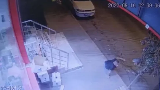 (Özel) İstanbul'da dehşet anları kamerada: Saldırıda vurulan adam yere yığıldı