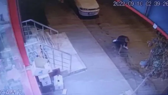 (Özel) İstanbul'da dehşet anları kamerada: Saldırıda vurulan adam yere yığıldı