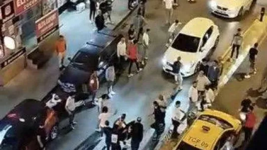 (Özel) İstanbul'da dehşet anları kamerada: Saldırıda vurulan adam yere yığıldı